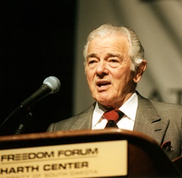 Photo of Al Neuharth speaking at a podium