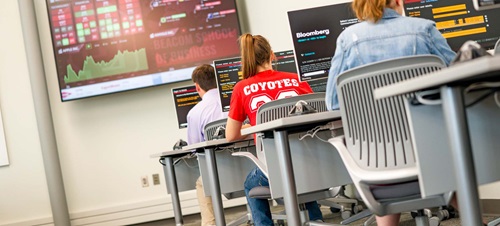 Students Using the Ellis Finance and Analytics Lab.