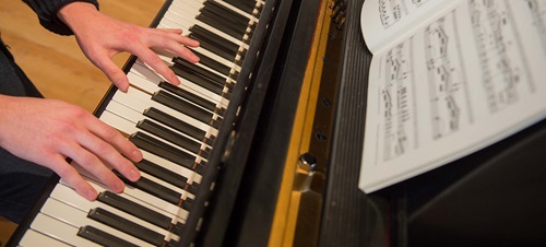 hands playing the piano