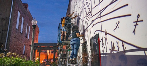 Students paint mural in downtown Vermillion