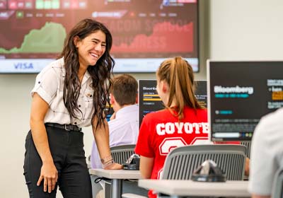 Business Students Utilizing the Ellis Finance & Analytics Lab