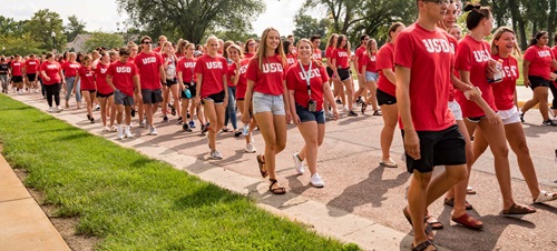 Hundreds of students walking across campus on move-in day