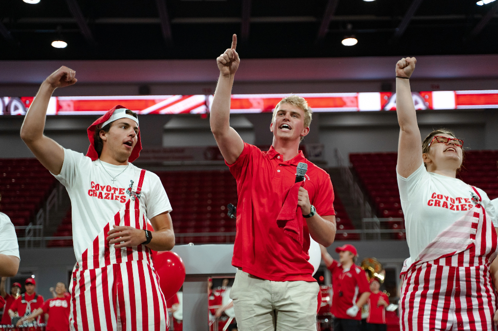 Coyote crazies leadership leading chants during move in day.