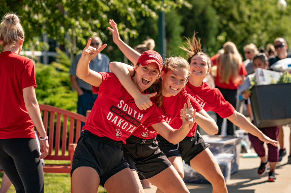 USD Students smiling and posing during move in day.