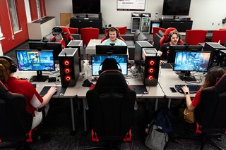 6 players on pc playing a game together.