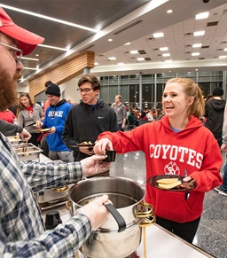 https://www.usd.edu/-/media/Project/USD/DotEdu/Student-Life/Housing-and-Dining/Campus-Dining/CB-Campus_Dining_Food.jpg?rev=0e2d84ef39314ad39cad4b1457b24ad1&sc_lang=en&w=256&la=en&hash=C607DAF318FA57F556012F5C850A006C