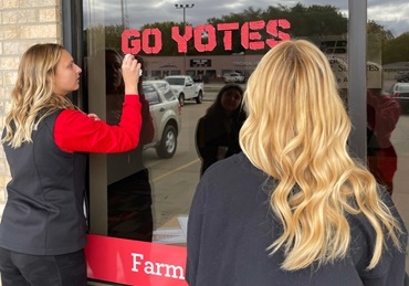 A window that says Happy D Days in downtown Vermillion with an accompanying picture of Charlie Coyote.