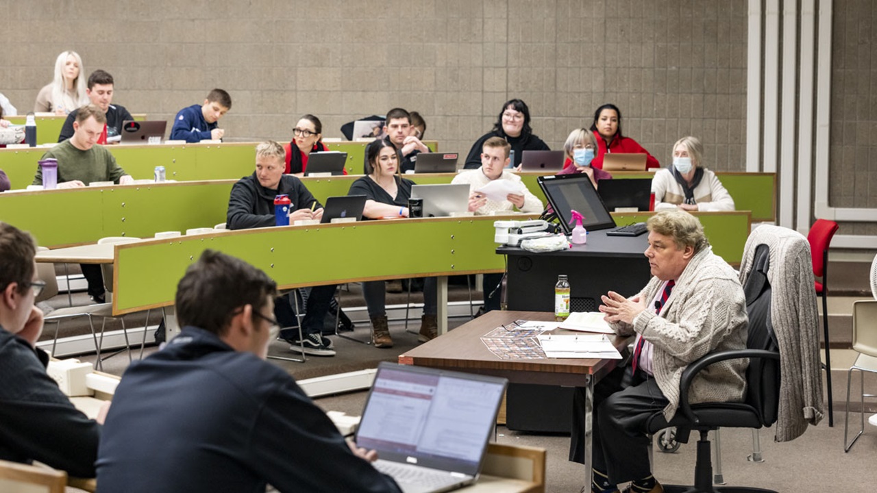 Professor Tom Horton teaches in front of a large class of students in the law school Professor Tom Horton teaches in front of a large class of students in the law school