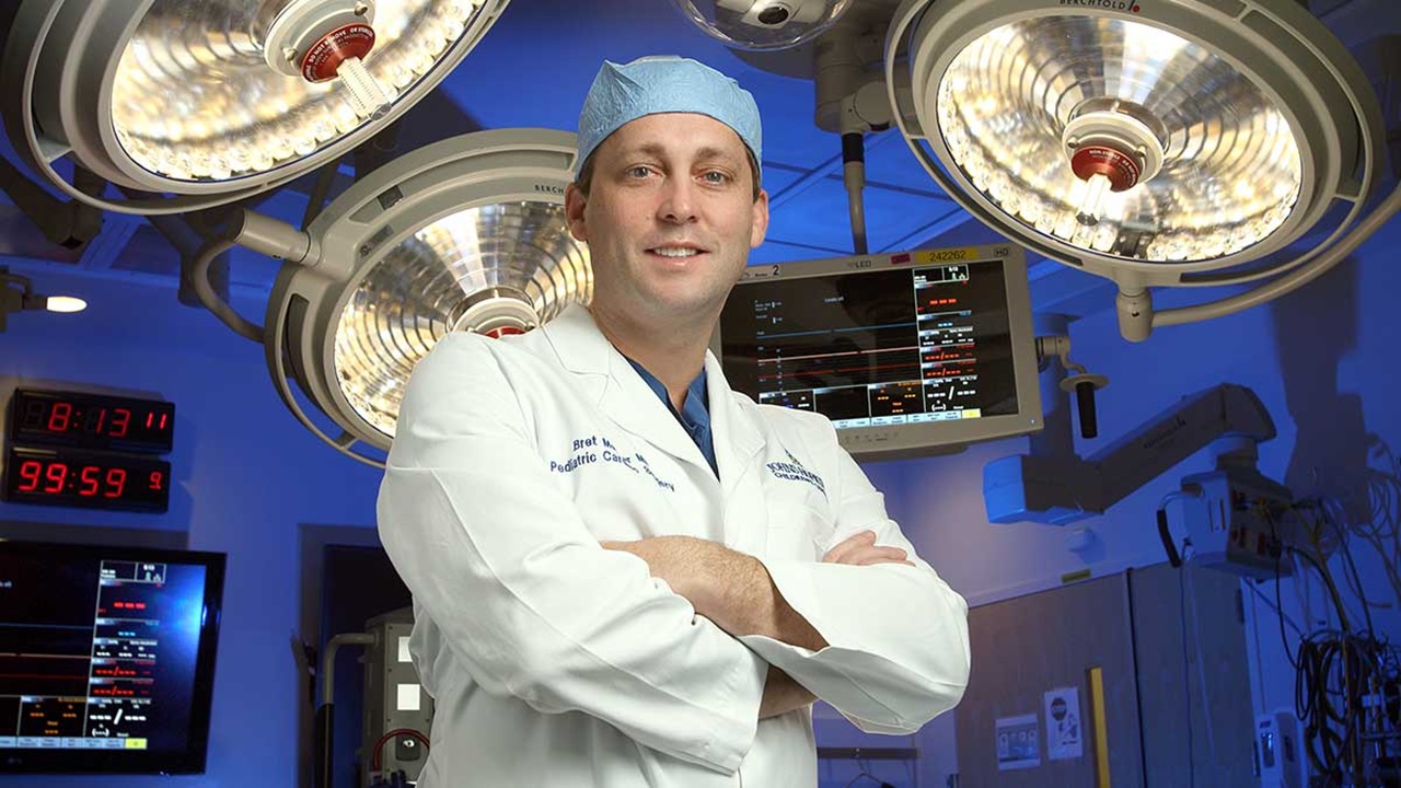 A photo of Dr. Bret Mettler wearing scrubs in a surgeon room.