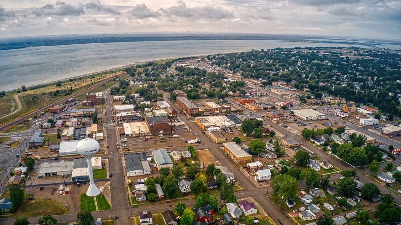 A birds-eye drone shot of the town of Mobridge, South Dakota.