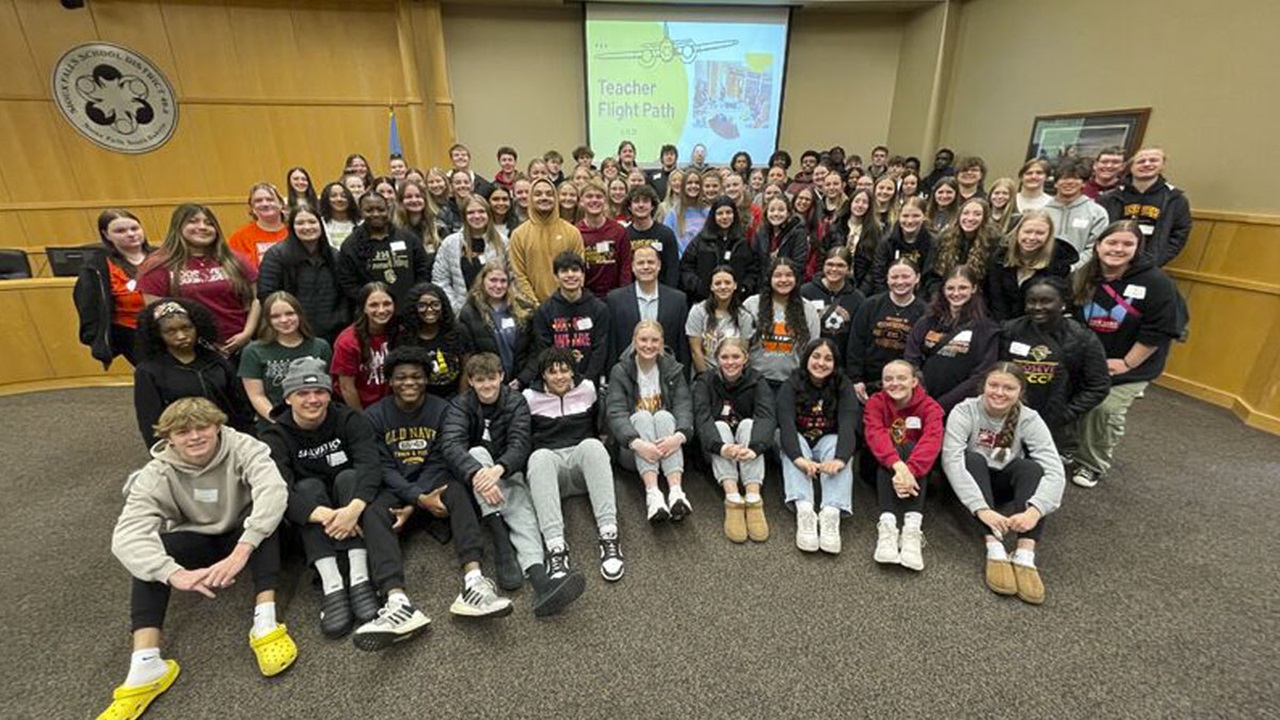 121 Teacher Pathway students sit together at the Instructional Planning Center. 121 Teacher Pathway students sit together at the Instructional Planning Center.