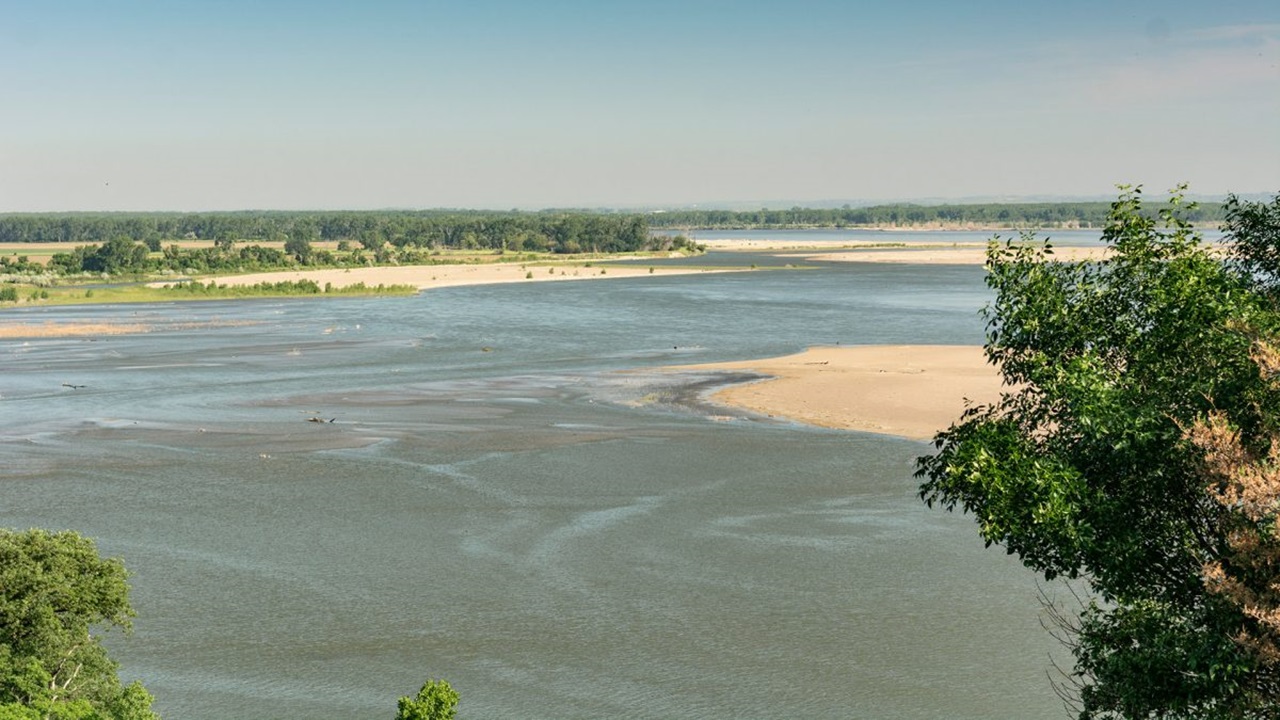 A drone shot of the Missouri River.
