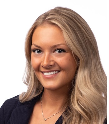 Success story Carly Cooper smiling.
