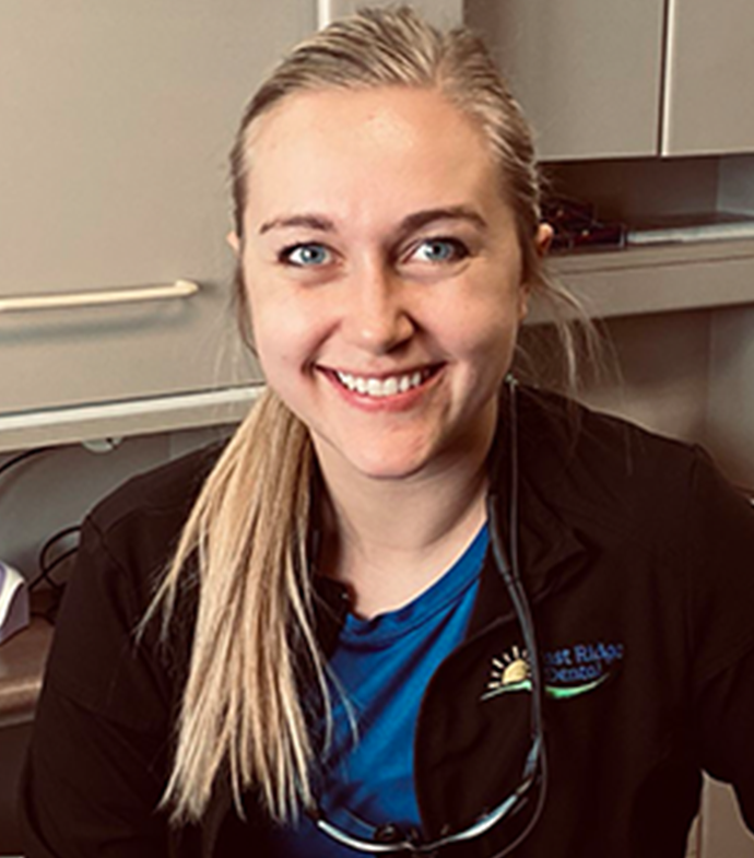 Success story Hannah Poppens smiling.