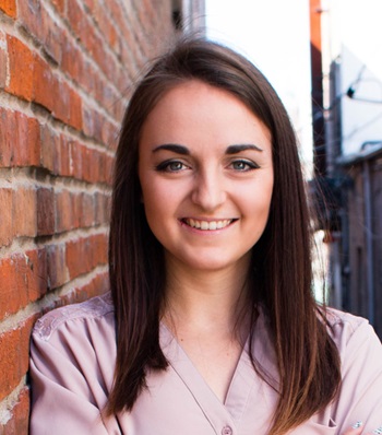 Success story Kelsey Barrett smiling.