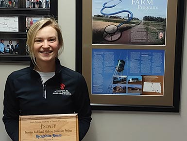 maria koenen standing with her award